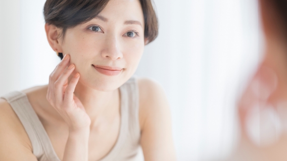 ニキビが治って鏡を見る女性