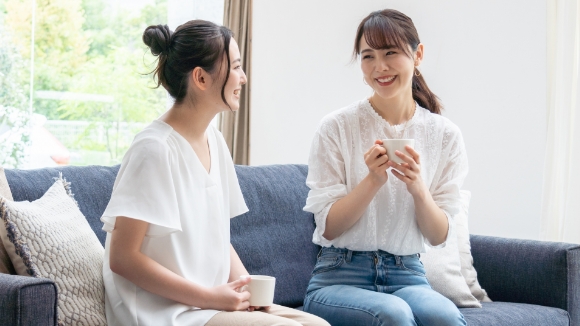 ニキビが治って友達と話す女性