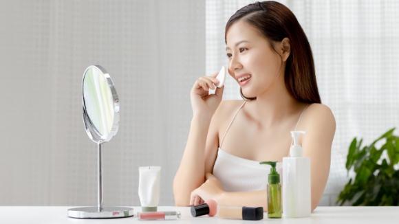 ニキビが治ってメイクを楽しむ女性